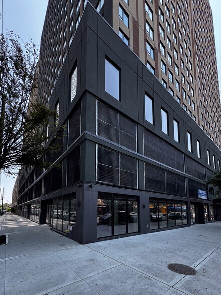 94-15 Sutphin Blvd, Jamaica, NY à louer - Photo du bâtiment - Image 3 de 9