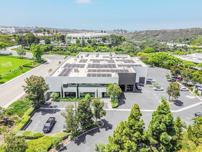 1630 Faraday Ave, Carlsbad, CA à louer - Photo du bâtiment - Image 2 de 8