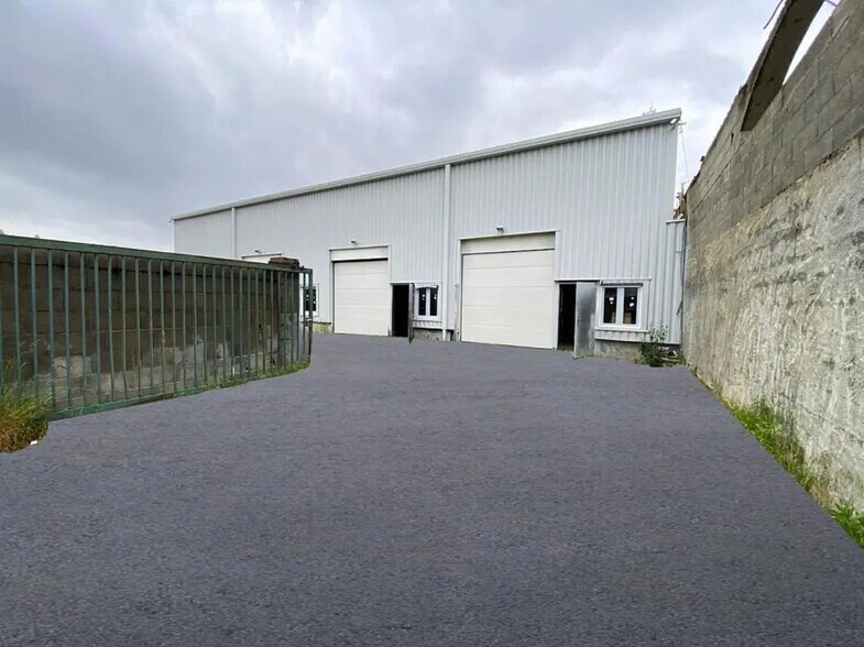 Local d'activités dans Saint-Genis-Laval à vendre - Photo du bâtiment - Image 1 de 3