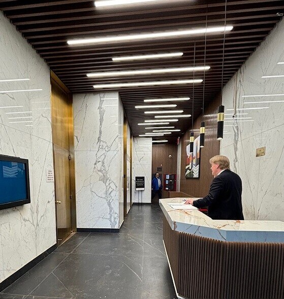 108-18 Queens Blvd, Forest Hills, NY à louer - Hall d’entrée - Image 3 de 14