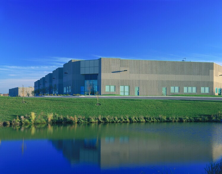 3555 Holly Ln N, Plymouth, MN à louer - Photo du bâtiment - Image 2 de 16