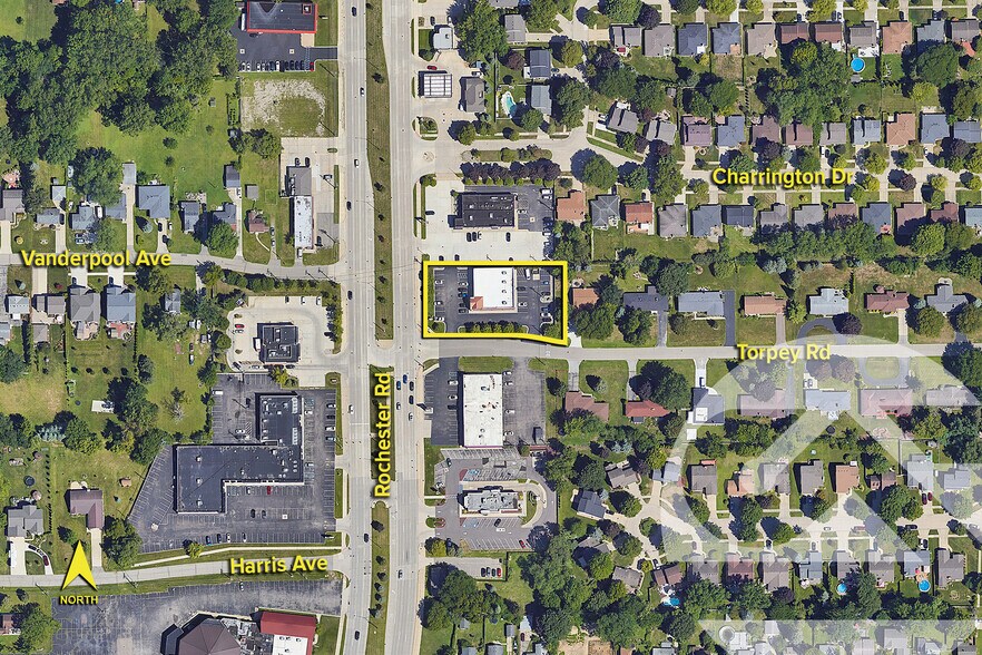 3330-3336 Rochester Rd, Troy, MI à louer - Photo du bâtiment - Image 2 de 2