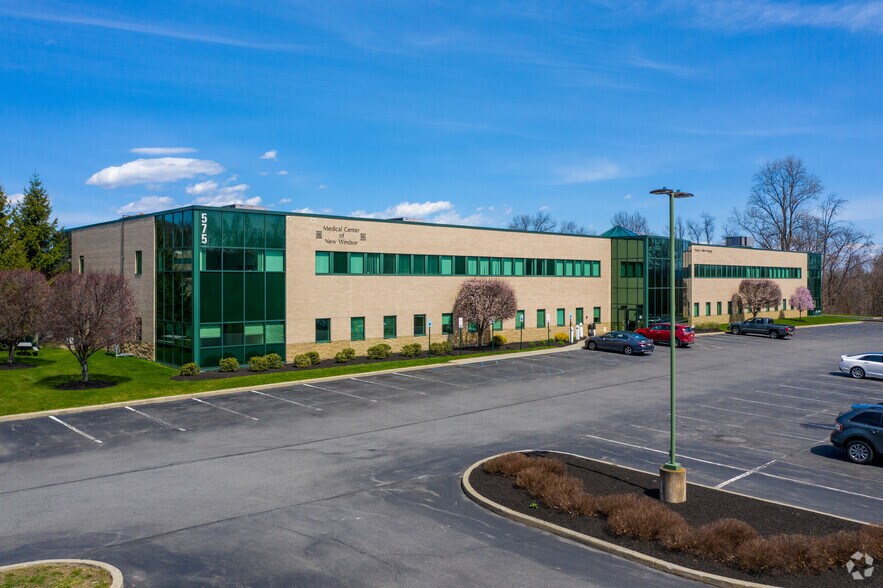 575 Hudson Valley Ave, New Windsor Township, NY à louer - Photo du bâtiment - Image 2 de 4