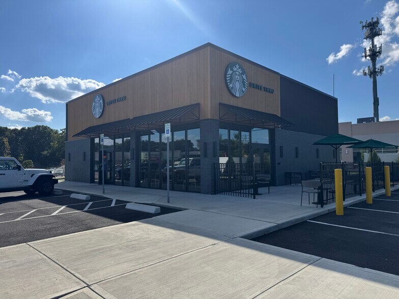 2574 W Shore Rd, Warwick, RI for lease - Building Photo - Image 2 of 18