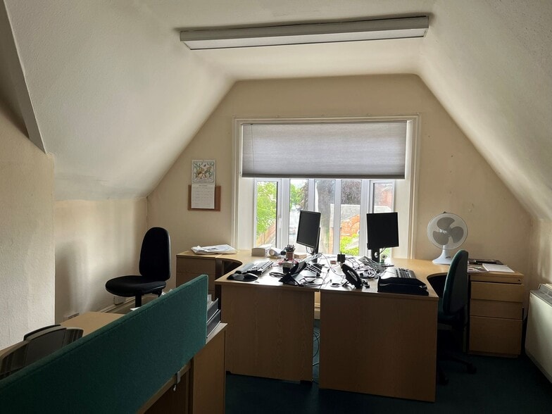 27 Roundstone St, Trowbridge for sale - Interior Photo - Image 2 of 8