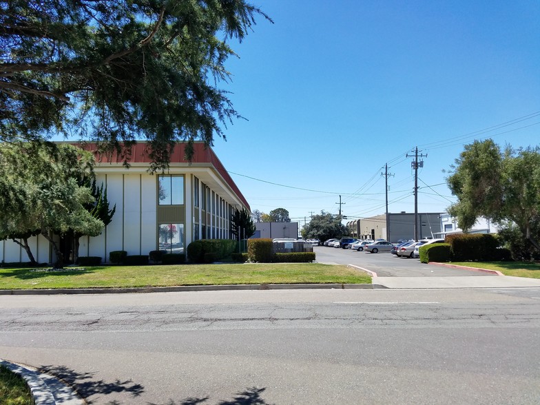 8105 Edgewater Dr, Oakland, CA for lease - Building Photo - Image 2 of 6