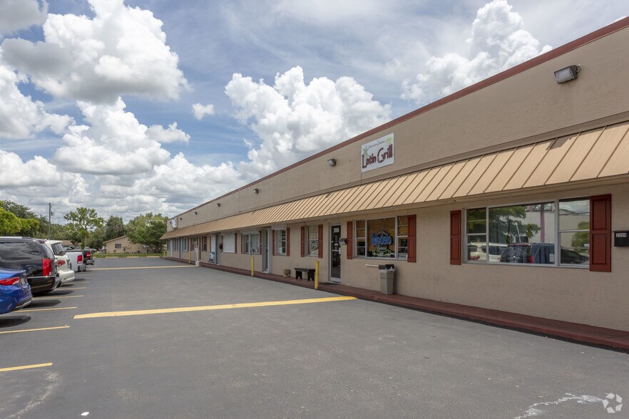 2012-2024 Beacon Manor Dr, Fort Myers, FL à louer - Photo du bâtiment - Image 3 de 11