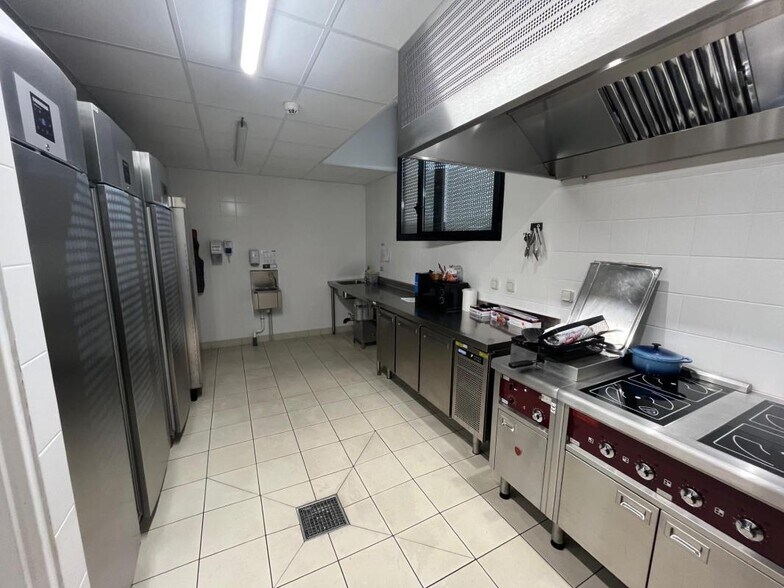 Retail in Lille for lease - Interior Photo - Image 3 of 3