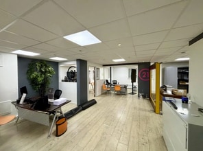 Retail in Chaville for lease Interior Photo- Image 2 of 6