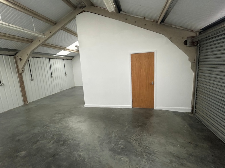 West Chiltington Ln, Billingshurst for lease - Interior Photo - Image 2 of 7