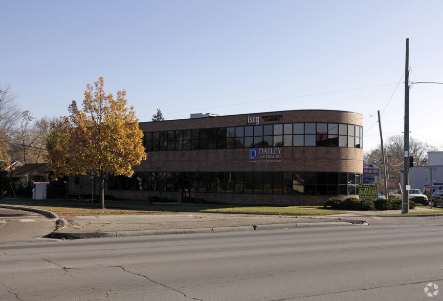28000 Woodward Ave, Royal Oak, MI à louer - Photo du bâtiment - Image 2 de 2