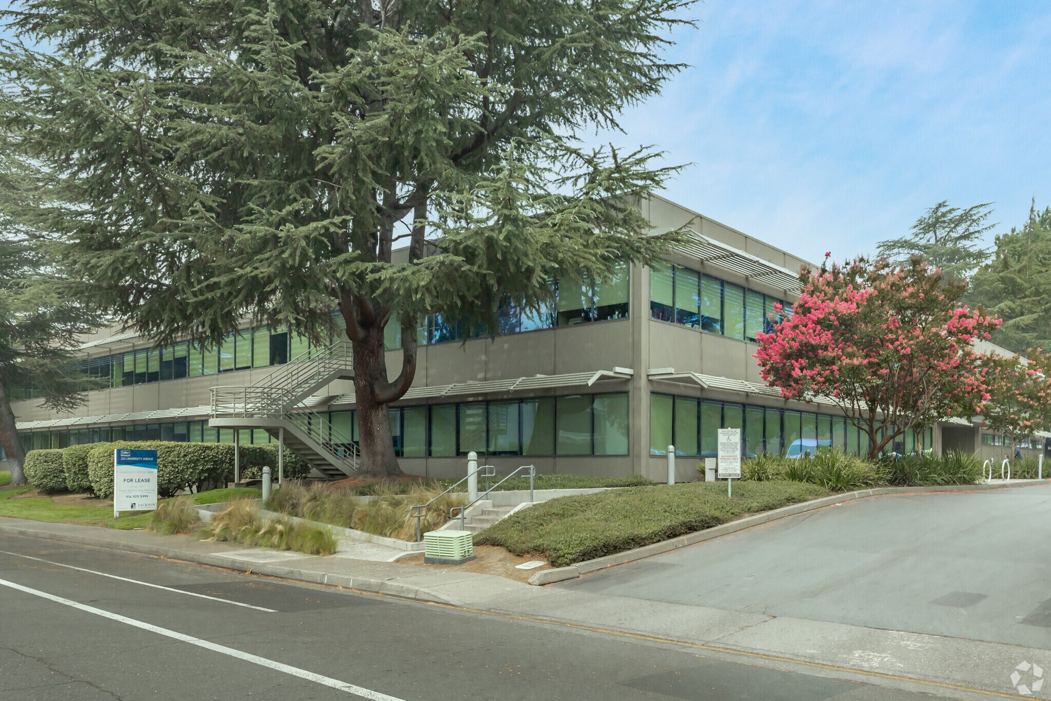 333 University Ave, Sacramento, CA à louer Photo du bâtiment- Image 1 de 13