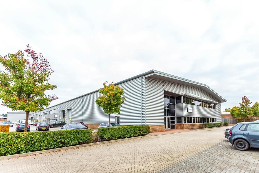 15 Doman Rd, Camberley à louer - Photo du bâtiment - Image 2 de 2