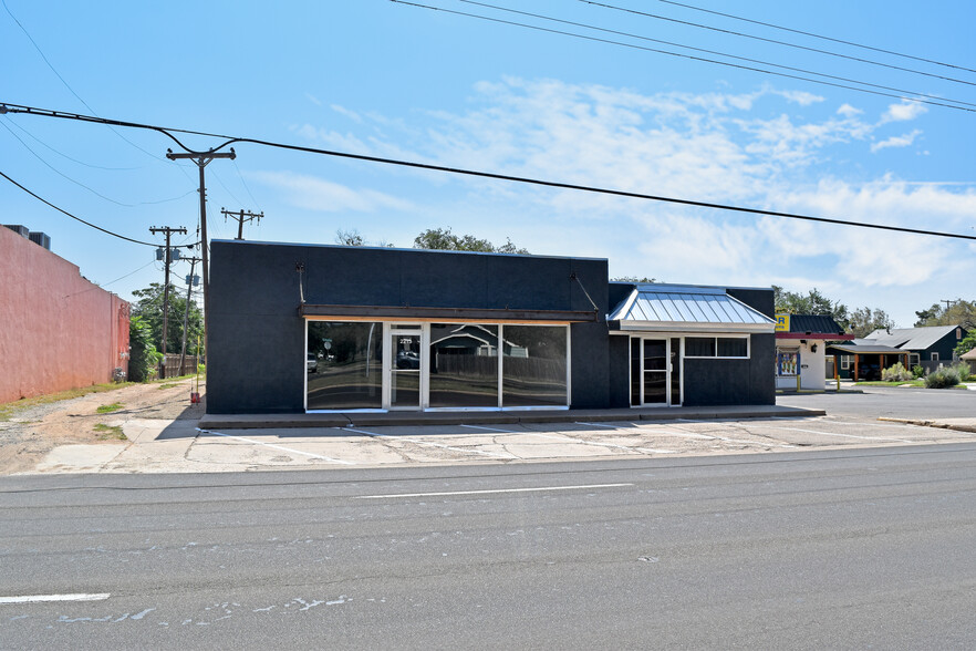 2213-2215 University Ave, Lubbock, TX for lease - Building Photo - Image 1 of 8