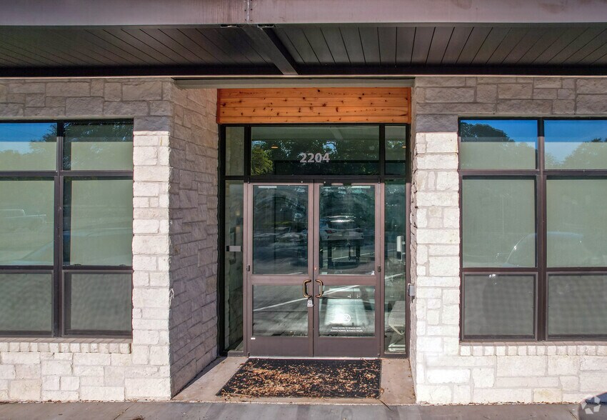 2204 Western Trails Blvd, Austin, TX à louer - Photo du bâtiment - Image 3 de 10