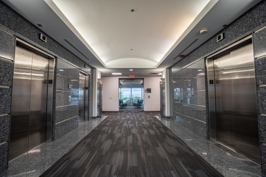 38695 7 Mile Rd, Livonia, MI for lease - Interior Photo - Image 2 of 11