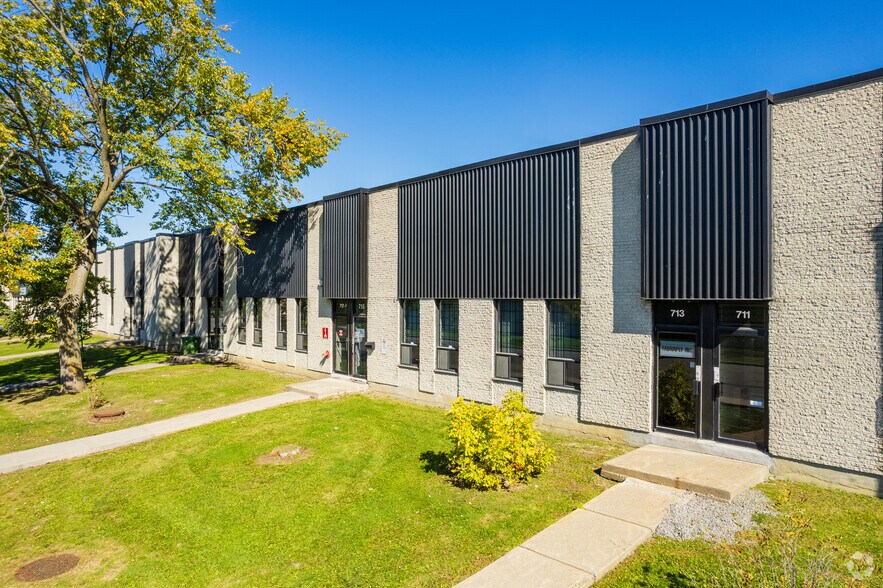 703-729 Av Meloche, Dorval, QC à louer - Photo du bâtiment - Image 3 de 14