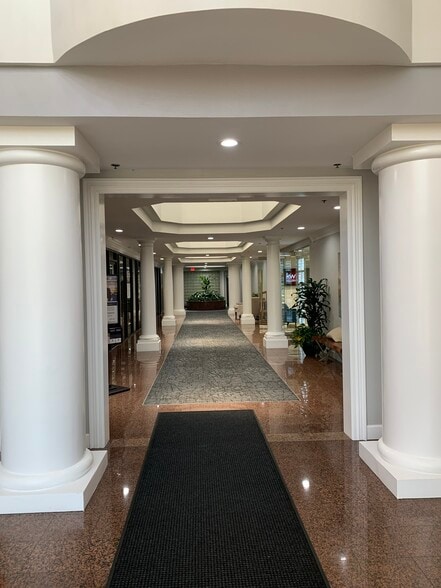 23670 Hawthorne Blvd, Torrance, CA à louer - Photo du bâtiment - Image 2 de 15