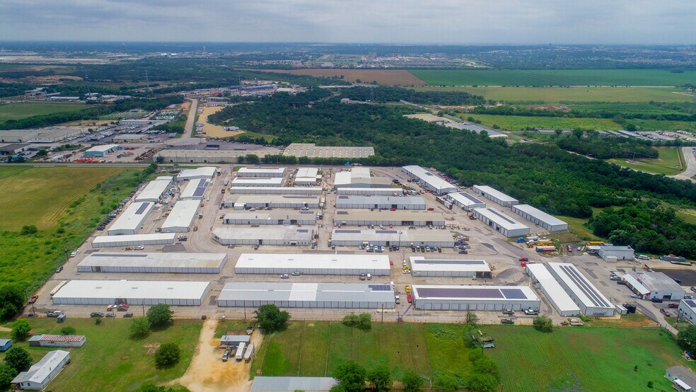 18975 Marbach Ln, San Antonio, TX à louer - Photo du bâtiment - Image 2 de 23