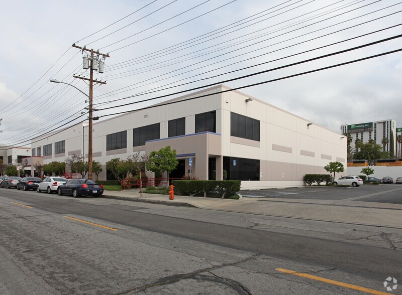 250 S Flower St, Burbank, CA for lease - Primary Photo - Image 1 of 3