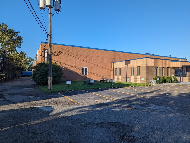 300 W Commercial Ave, Moonachie, NJ à vendre - Photo principale - Image 1 de 1