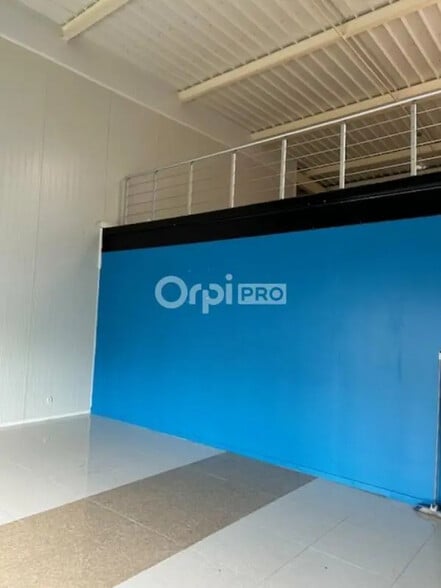 Retail in Bétheny for lease - Interior Photo - Image 2 of 9