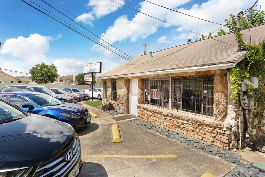5767 Randolph Blvd, San Antonio, TX à vendre - Photo du bâtiment - Image 3 de 32