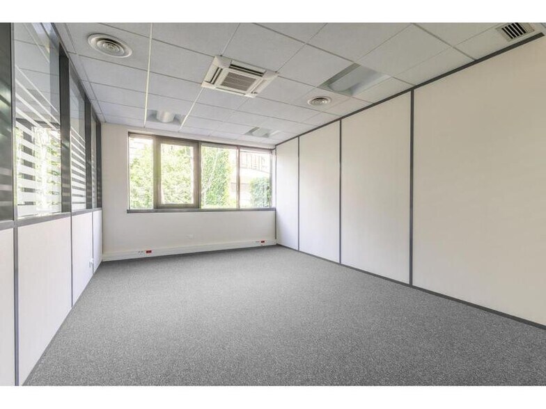 7-9 Rue Auguste Gervais, Issy-les-Moulineaux for lease - Interior Photo - Image 2 of 13