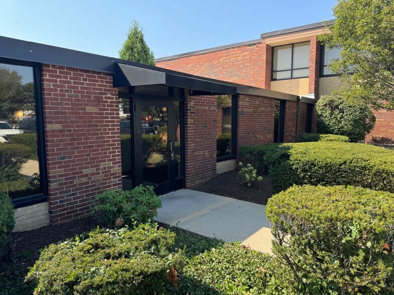 7700 Brushhill Rd, Burr Ridge, IL à louer - Photo du bâtiment - Image 3 de 3