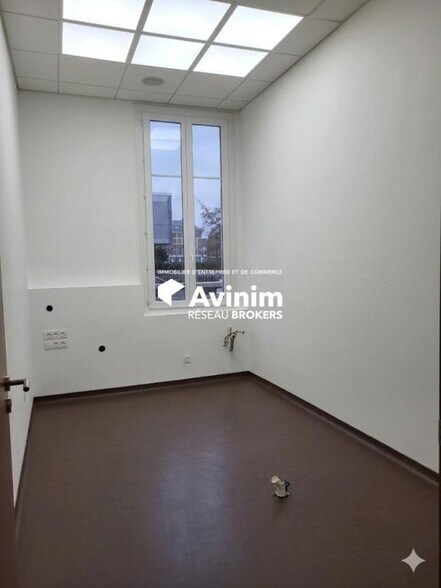 Retail in Le Havre for lease - Interior Photo - Image 2 of 2