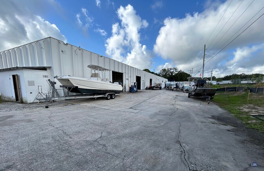 1200-1300 White Dr, Titusville, FL à louer - Photo du bâtiment - Image 2 de 4