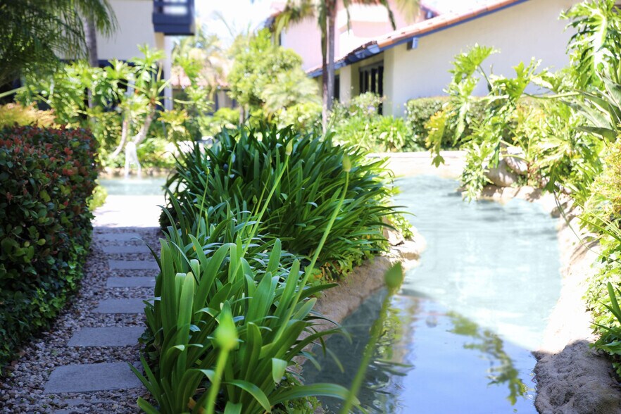 2660 Townsgate Rd, Westlake Village, CA à louer - Photo du bâtiment - Image 3 de 17