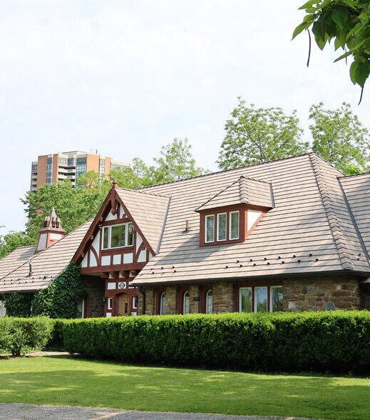 1982 Islington Ave, Toronto, ON à vendre - Photo du bâtiment - Image 1 de 1