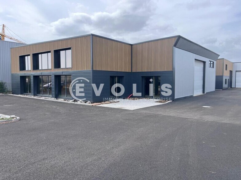 164 Rue De La Garenniere, Mornant à louer - Photo du bâtiment - Image 3 de 14