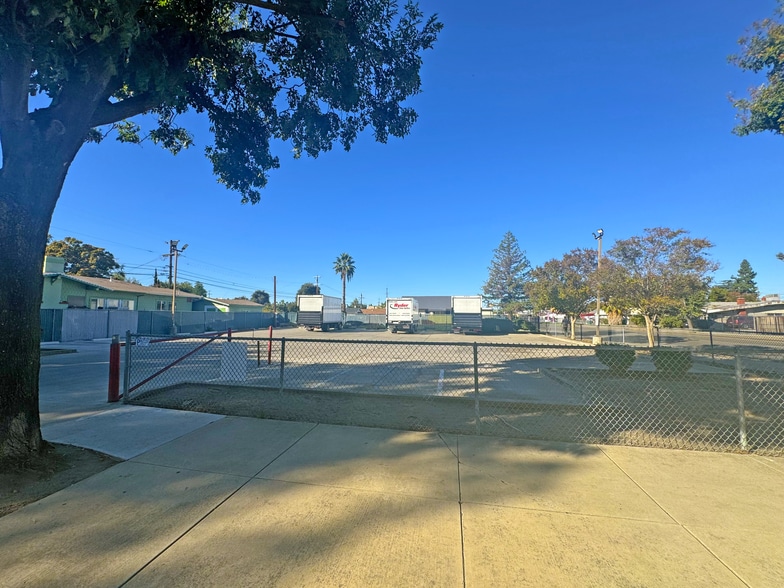 Prime Retail Corridor Opportunity portfolio of 3 properties for sale on LoopNet.ca - Building Photo - Image 3 of 8