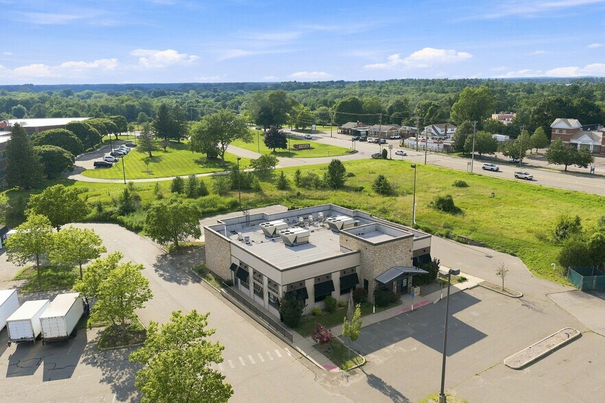 726 W Center St, West Bridgewater, MA à louer - Photo du bâtiment - Image 3 de 10