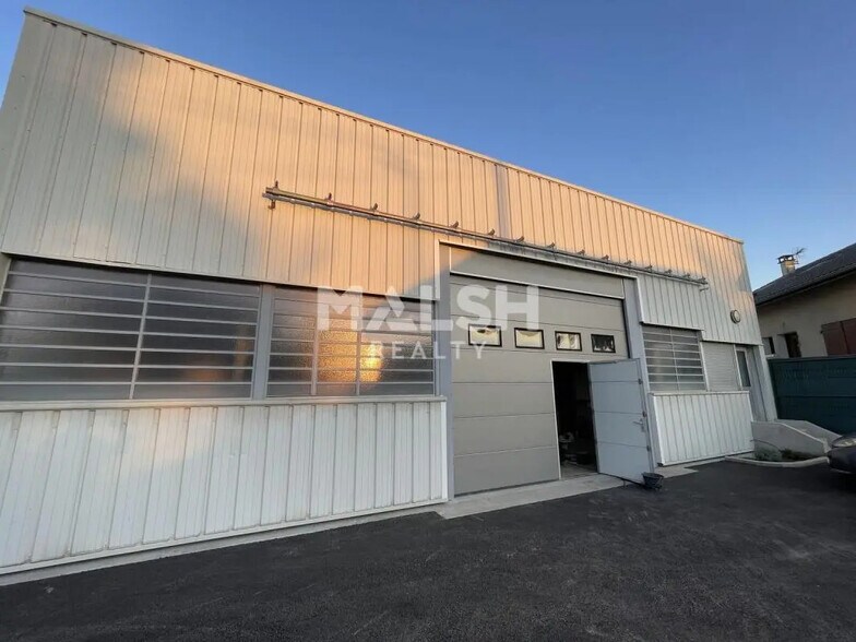 Bureau dans Villeurbanne à louer - Photo du bâtiment - Image 2 de 18