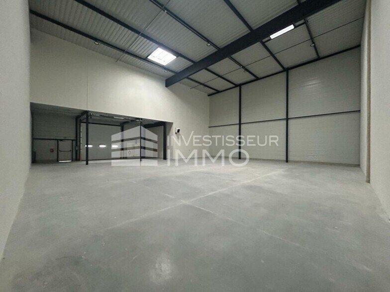 Flex in Osny for lease - Building Photo - Image 3 of 11