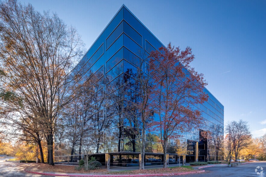 1 Copley Pky, Morrisville, NC à louer - Photo du bâtiment - Image 2 de 5