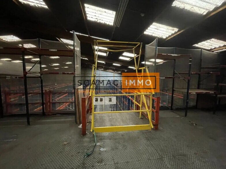 Bureau dans Villeneuve-la-Garenne à louer - Photo du bâtiment - Image 3 de 8