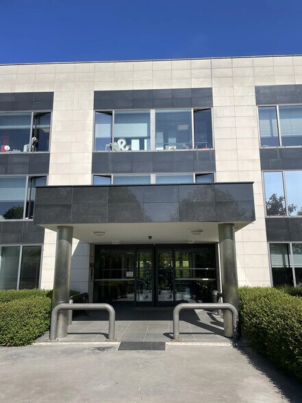 Office in Lieusaint for lease - Building Photo - Image 3 of 8