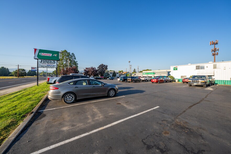 3311 Biddle Rd, Medford, OR à vendre - Photo du bâtiment - Image 3 de 63