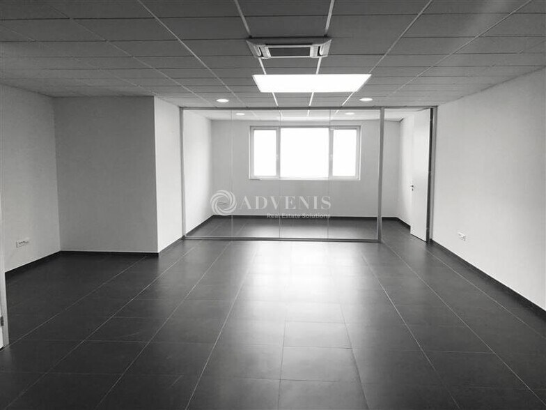 Office in Roncq for lease - Interior Photo - Image 3 of 4