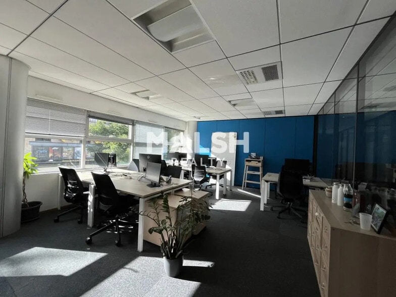 Office in Lyon for lease - Building Photo - Image 2 of 23