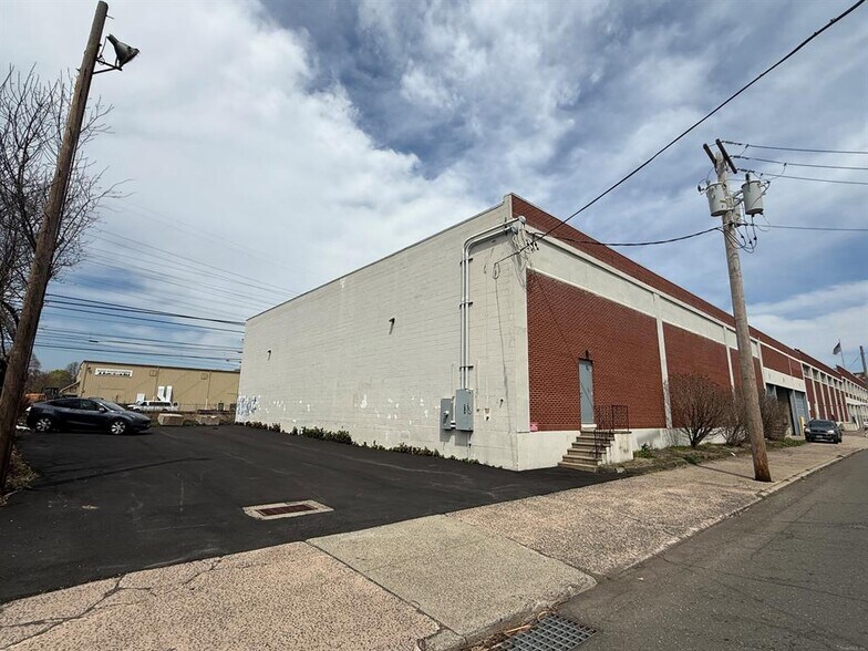 135 Wood St, West Haven, CT à louer - Photo du bâtiment - Image 2 de 11