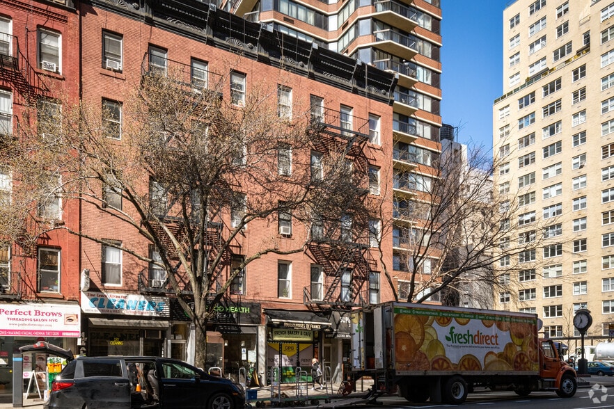1435 1st Ave, New York, NY for lease - Building Photo - Image 2 of 5