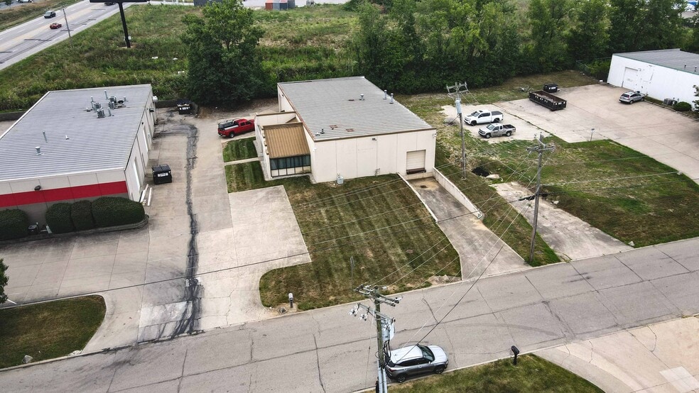 9026 Sutton Pl, Hamilton, OH for sale - Building Photo - Image 2 of 5