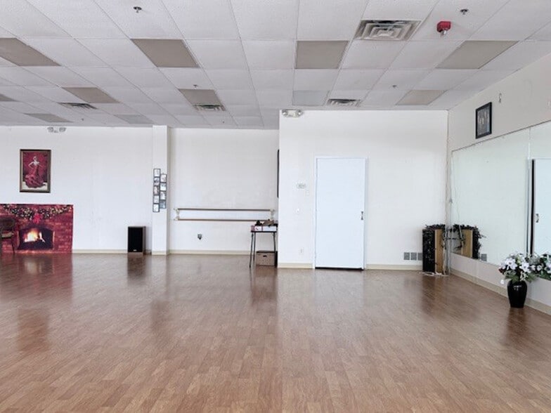 6831-6857 W Main St, Kalamazoo, MI for lease - Building Photo - Image 3 of 6