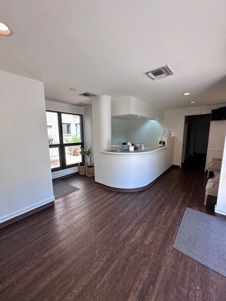 111 W Olmos Dr, San Antonio, TX à louer - Photo intérieure - Image 3 de 4