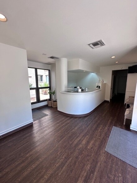 111 W Olmos Dr, San Antonio, TX à louer - Photo intérieure - Image 2 de 4